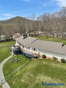 Massive 4 bedroom home Sleeps 19 - Image 3
