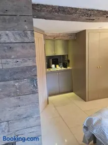 The Undercoft stylish and elegant private studio at The Old Church House central Frome - Image 4
