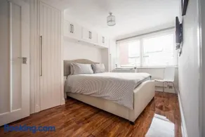Spacious Tourist and Family Friendly 3-Bed 2-Bath, Trendy Fitzrovia W1 by Oxford Street Sleeps 6 - Image 3
