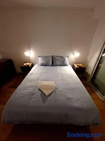 Elegant and comfortable 3 room, beach & transport within walking distance - Image 2