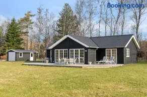 Modern Holiday Home With Large Garden Near Beach - Image 1