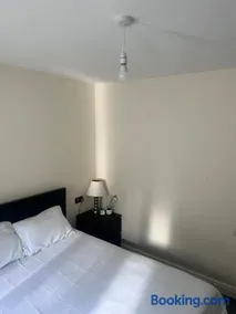 Double Room Private Bathroom Parking South Croydon - Image 4