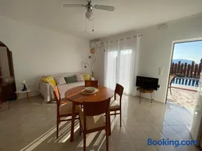 Dans une villa avec piscine privée, calme, proche des plages, vues mer et montagnes - Image 2