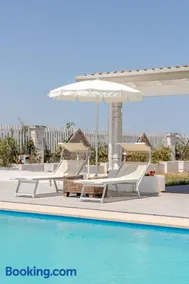 Hollywood-style villa with private pool - Image 4