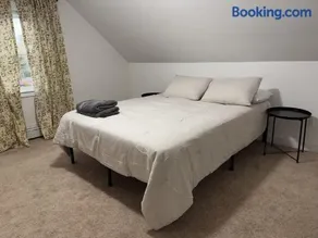 Comfortable 4 Bed Home close to Gillette - Image 5