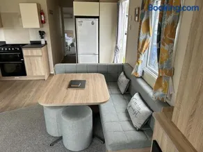 Delightful two bedroom caravan on Par Beach. - Image 3