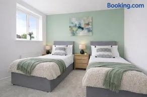 Detached House • Driveway Parking • Fast WiFi • Smart TV • Self-Check-In • Yoko Property - Image 2