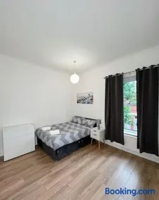 Cozy 3BR Urban Oasis in the City Hub - Image 4
