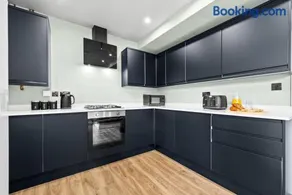 NEW! 4BR by Warwick Castle with Driveway, Near M40 - Image 4
