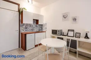 Beachfront Studio Free Parking-Pool 50m from Sea - Image 2