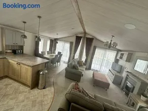 Luxury 6-8 Berth Lodge - Image 3