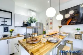 Luxury Barndo 2AN Europe Style Farm Stay Chickens - Image 1
