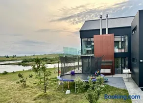 Luxury lakefront Villa 15 min to downtown Reykjavik - Image 1