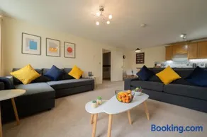 Luxury 2-bedroom 2-bathroom city centre apartment - Image 1