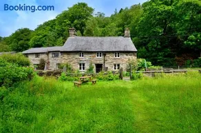 Finest Retreats - Tafarn Trip - Image 1