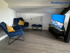 Loft studio apartment, BL, Town Centre, Secure gated parking option, Modern, fresh and spacious living, Netflix ready TV, Wifi - Image 4