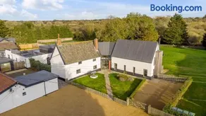 Spacious 5-Bedroom Farmhouse l Near Thetford Forest - Image 2