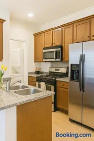 Holiday in LA- Koreatown Retreat with Free Parking, Pool and Sauna - Image 4