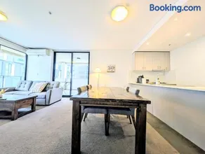 Modern Redfern apartment close to all amenities! - Image 2