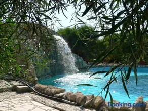 Riviera Beach Bungalows - Image 5