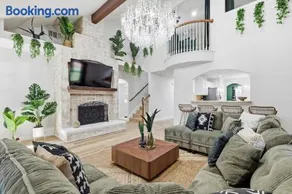 4BR Near AT&T Stadium | Pool, MiniGolf, Cinema - Image 4