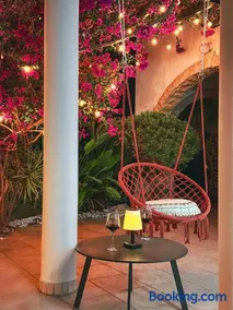 Sunny Villa with Hot Tub, Garden and 2 Bedrooms, 5 Minutes to the Beach - Image 2