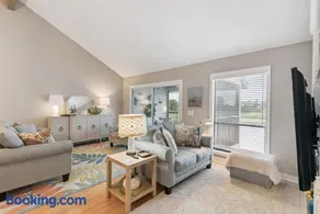 Coastal Sea Palms Retreat - Golf Views & Screened Porch - Image 1