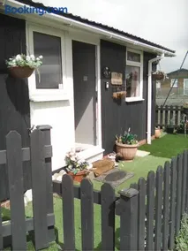 yeolde 2 bedroom Seashak Detached Cottage LOW 2026 PRICES NEW BATHROOM KITCHEN PLUS FREE ALL ELECTRIC ENJOY - Image 3