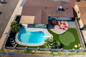 Gorgeous 4-bed home with Golf, Pool, & Hot Tub! - Image 5