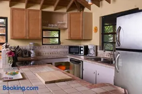 New Moon Escape - Affordable, Private Cottage with a Pool, WIFI and AC - Image 2