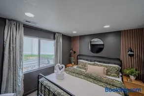 Boutique Basement Suite King Bed Ski Access - Image 1