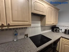 The Chessington Retreat - 2 Bed Home - Image 5