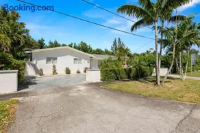 Villa Breeze w Heated Pool, Pickleball & BKB Court - Image 2