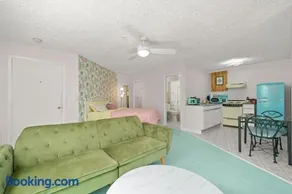 Sebring Circle Studio Stay- Postcard Mural Views - Image 2
