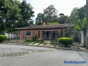 Suíte espaçosa em bairro bem localizado - Image 4