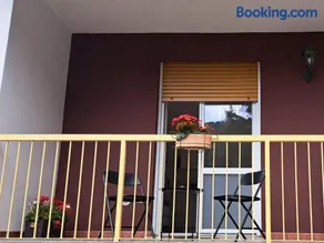 Dinky's apartment with a balcony overlooking the woods - Image 2