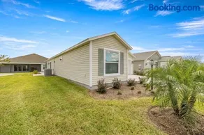 Spacious 2BR in The Villages With Golf Cart and King Bed - Image 3