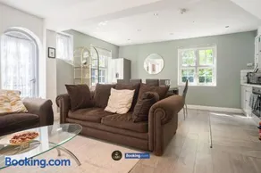 Spacious 3-Bed House in Hampstead with Parking by LS2G Stays - Image 1