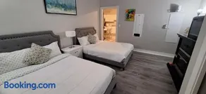 Two Bedroom Suite with AC, Sleeps 8! Complimentary Snacks & Drinks - Image 2
