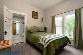Promise Land Manor Historic home lake access, near parks and venues - Image 3