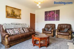 Family-Friendly Detached House Near Leeds and Bradford with Garden - Image 5
