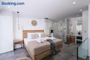 Aphrodite Luxury Accommodation - Image 3