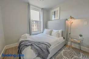 Prime Location Newbury Street 1BR - Image 3
