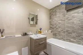 FREE Parking 3BR London Flat with Netflix Baby Cot - Image 2
