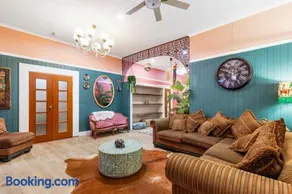 Mary's Manor - Luxurious & Stylish 3 Bedroom House - Pets Allowed! - Image 2