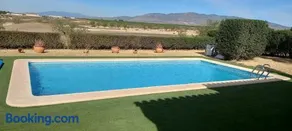 HL 005 Holiday Rentals 3 bedroom 2 bathroom villa - Image 2