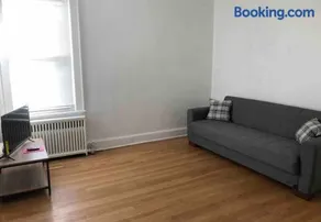 Spacious 2-bedroom apartment with 1-bathroom and private street entrance - Image 1