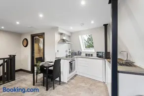 Free Parking | Sleeps 4 | 1 Bedroom | Great Area - Image 2