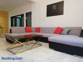TOP CENTER spacious apartment with free parking - Image 3
