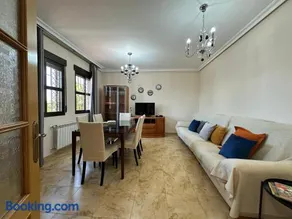 Casa grande de tres plantas con parking gratis - Image 3